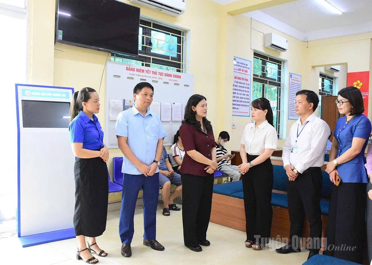 សមមិត្ត វឿង ង៉ុកហា សមាជិកគណៈកម្មាធិការអចិន្ត្រៃយ៍បក្សខេត្ត អនុប្រធានគណៈកម្មាធិការប្រជាជនខេត្ត បានចុះពិនិត្យតំបន់ប្រតិបត្តិការនៃមជ្ឈមណ្ឌលសេវារដ្ឋបាលសាធារណៈ។ រូបថត៖ Minh Hoa