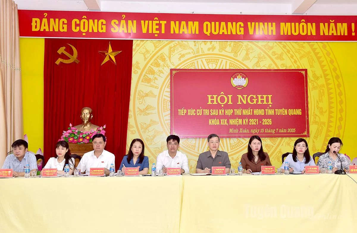 Chủ tịch HĐND tỉnh Nguyễn Văn Sơn và các đại biểu HĐND tỉnh Tổ đại biểu số 6 lắng nghe ý kiến cử tri.