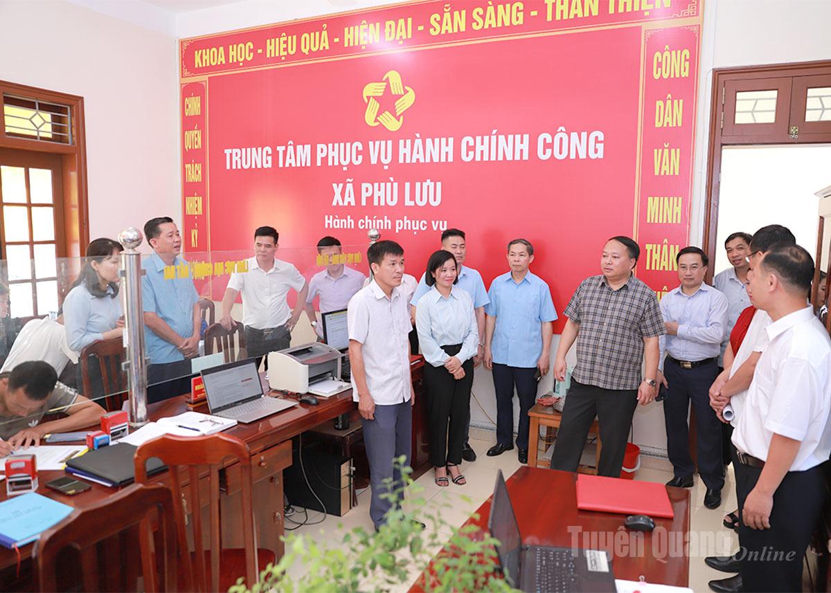 ក្រុមការងារបានចុះពិនិត្យសកម្មភាពរបស់មជ្ឈមណ្ឌលសេវារដ្ឋបាលសាធារណៈឃុំភូលូ។