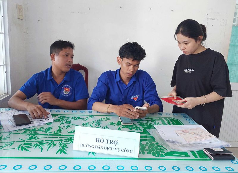 Lực lượng Xã Đoàn luôn túc trực hỗ trợ hướng dẫn người dân thực hiện các dịch vụ công.