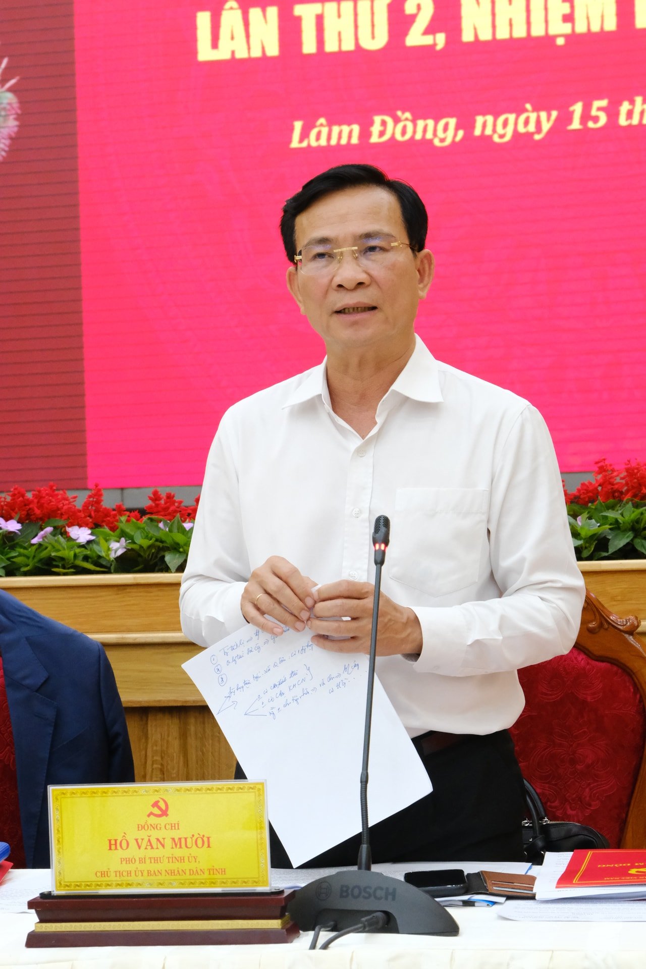 Đồng chí Hồ Văn Mười - Phó Bí thư Tỉnh uỷ, Chủ tịch UBND tỉnh Lâm Đồng phát biểu tại hội nghị