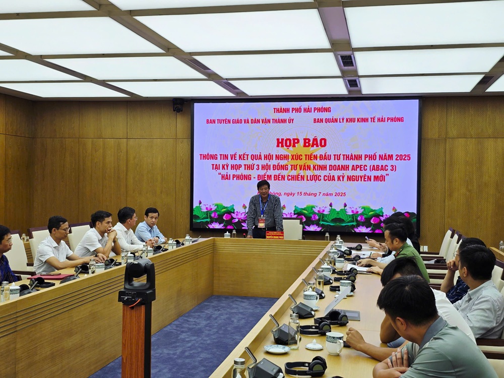 Mr. Nguyen Quang Phuc, Head of the Propaganda and Mass Mobilization Department of Hai Phong City Party Committee chaired the press conference. Photo: Thanh Son