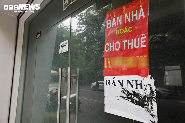 Nhiều shophouse treo biển suốt thời gian dài mà không tìm được khách mua hoặc thuê. (Ảnh: Minh Đức).