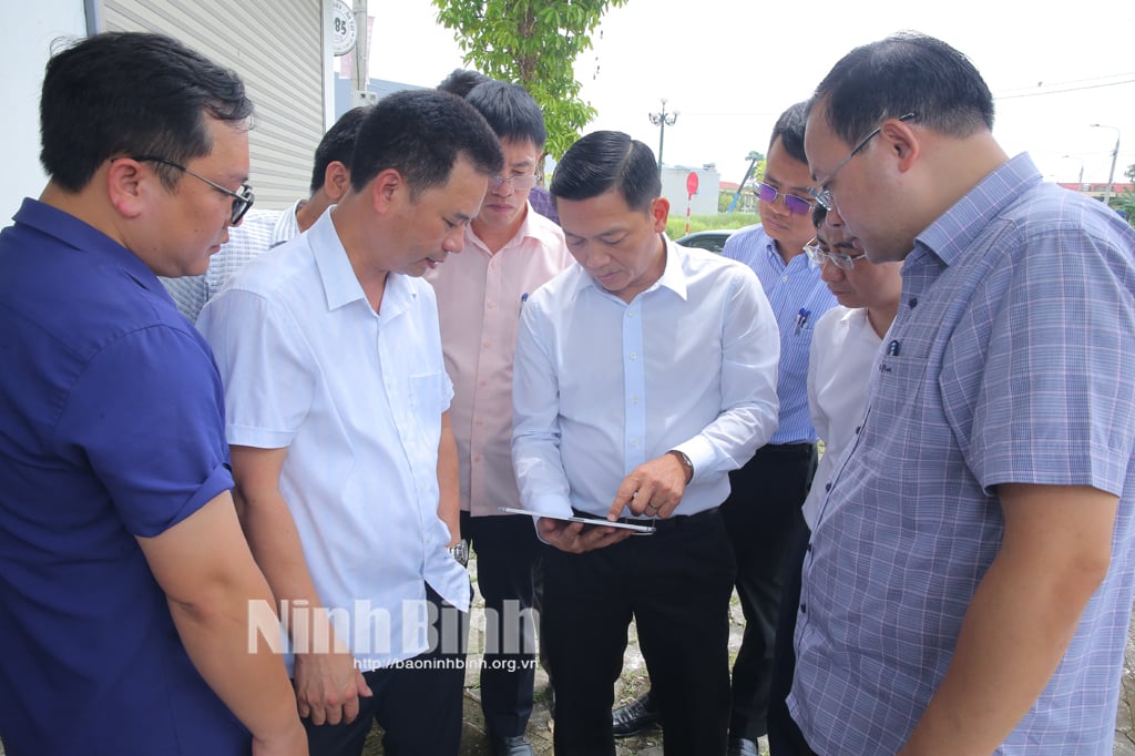 Đồng chí Phó Chủ tịch UBND tỉnh Nguyễn Cao Sơn khảo sát thực địa tại xã Yên Cường.