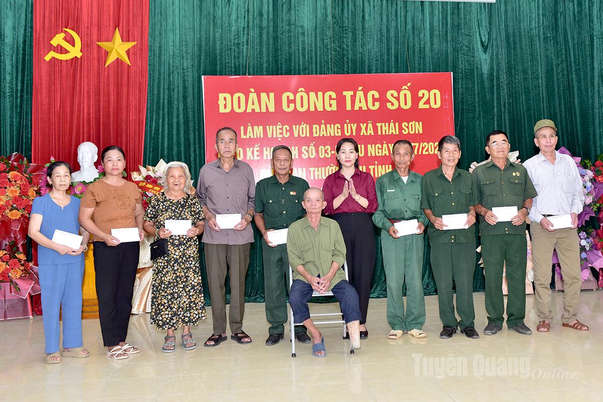 Đồng chí Nông Thị Bích Huệ tặng quà gia đình chính sách, người có công trên địa bàn xã Thái Sơn.