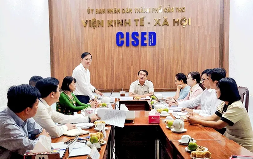 รองประธานคณะกรรมการประชาชนเมืองเหงียน วัน คอย ทำงานร่วมกับสถาบันเศรษฐกิจสังคมแห่งเมืองกานโธ