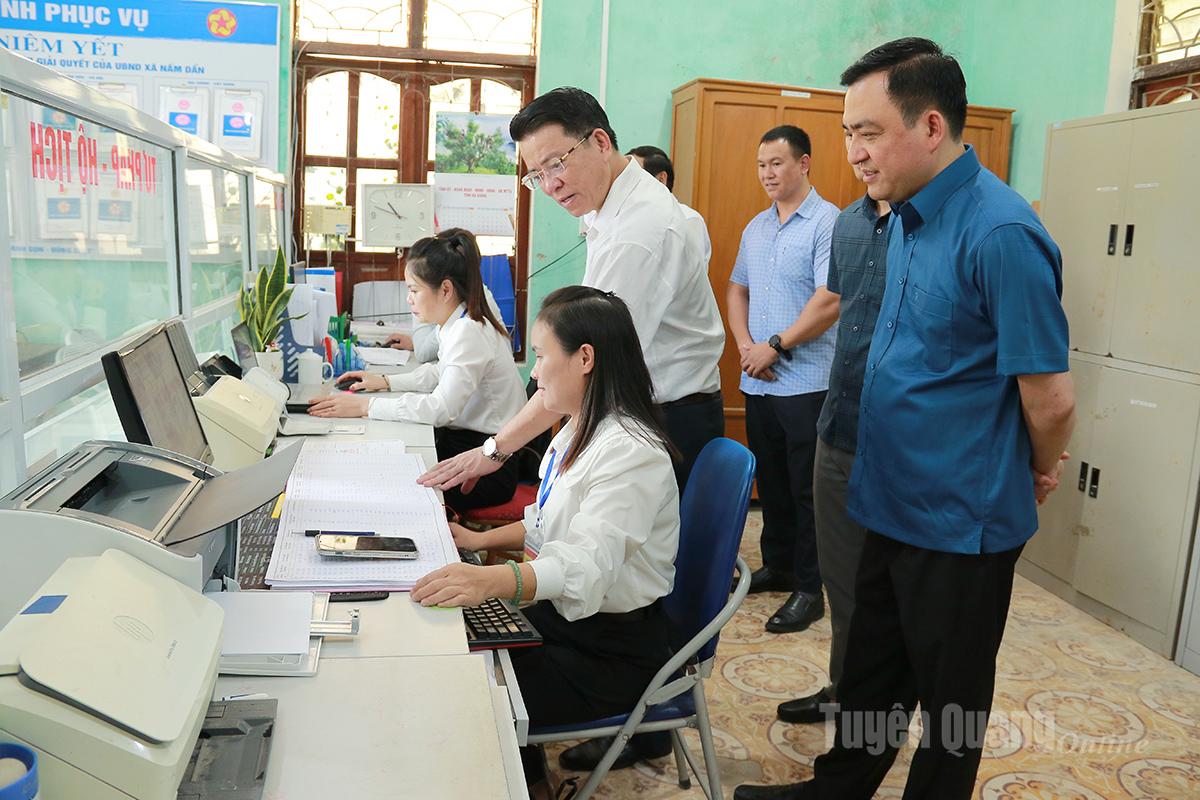 Đoàn công tác số 9 kiểm tra nơi làm việc của cán bộ xã Nấm Dẩn. Ảnh: Hoàng Ngọc