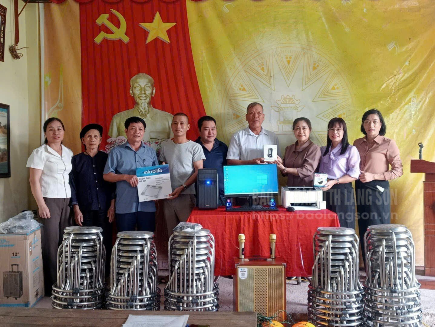 Đại diện một số sở ngành, đoàn thể của tỉnh trao tặng các thiết bị, vật dụng cho  Câu lạc bộ Liên thế hệ tự giúp nhau thôn Pò Kính, xã Na Dương