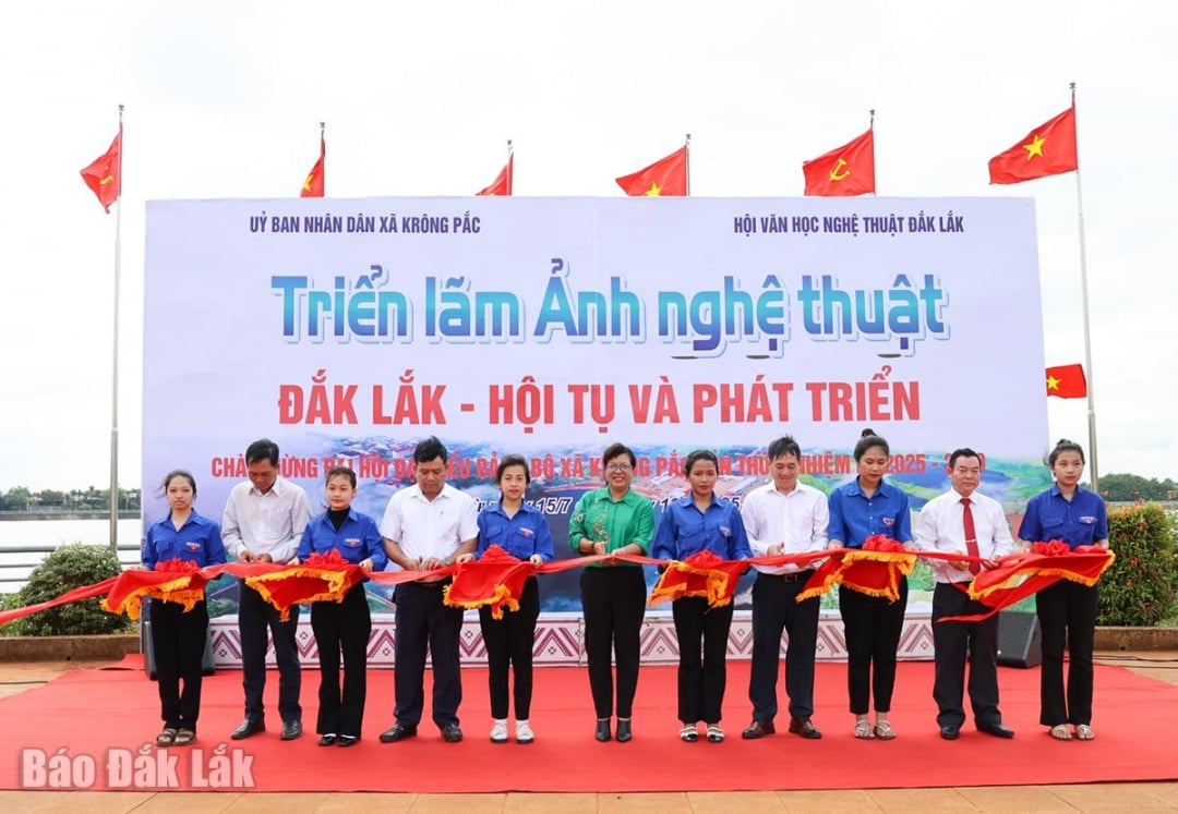 Ban tổ chức cắt băng khai mạc triển lãm ảnh.
