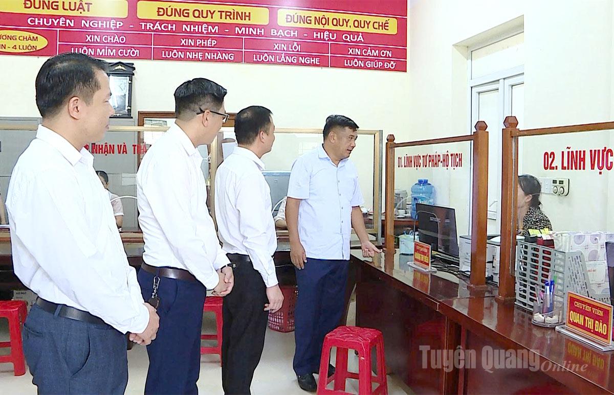 Đồng chí Phó Chủ tịch HĐND tỉnh Hầu Minh Lợi kiểm tra hoạt động Trung tâm Phục vụ hành chính công xã Tân Mỹ.