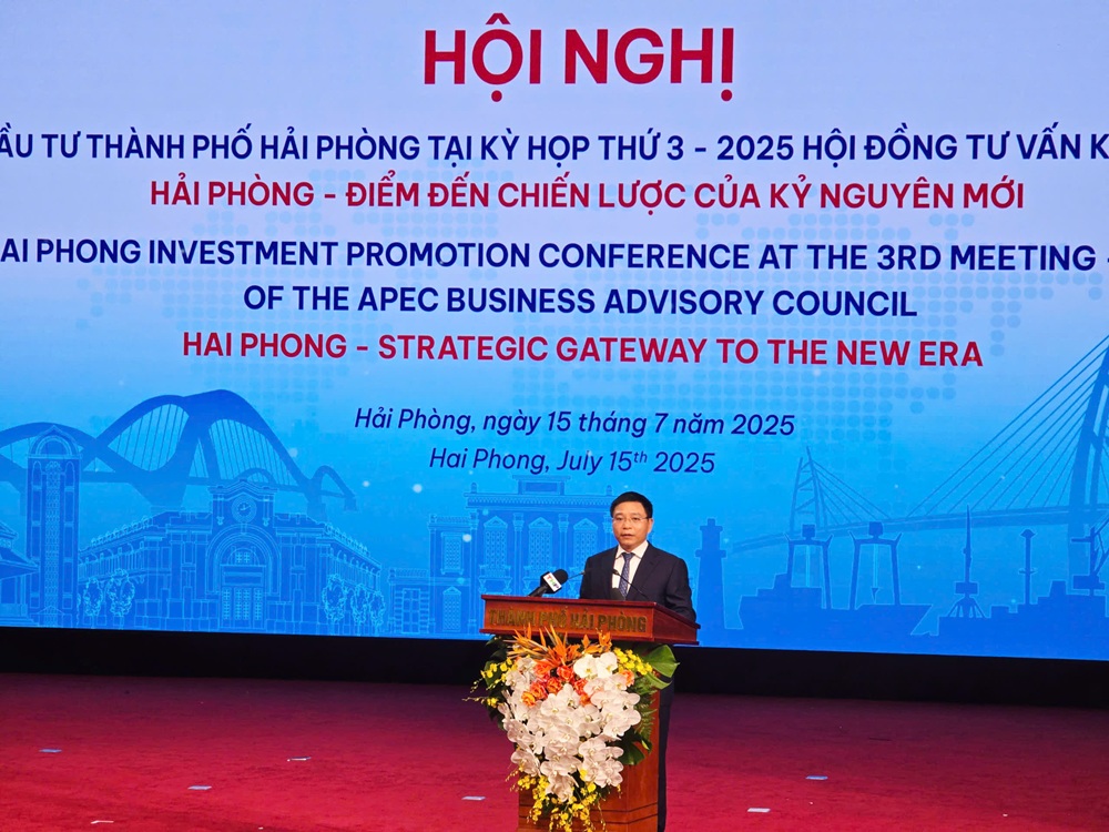Mr. Nguyen Van Thang, Minister of Finance, spoke about important orientations on the investment environment of Hai Phong city in particular and the whole country in general. Photo: Thanh Son