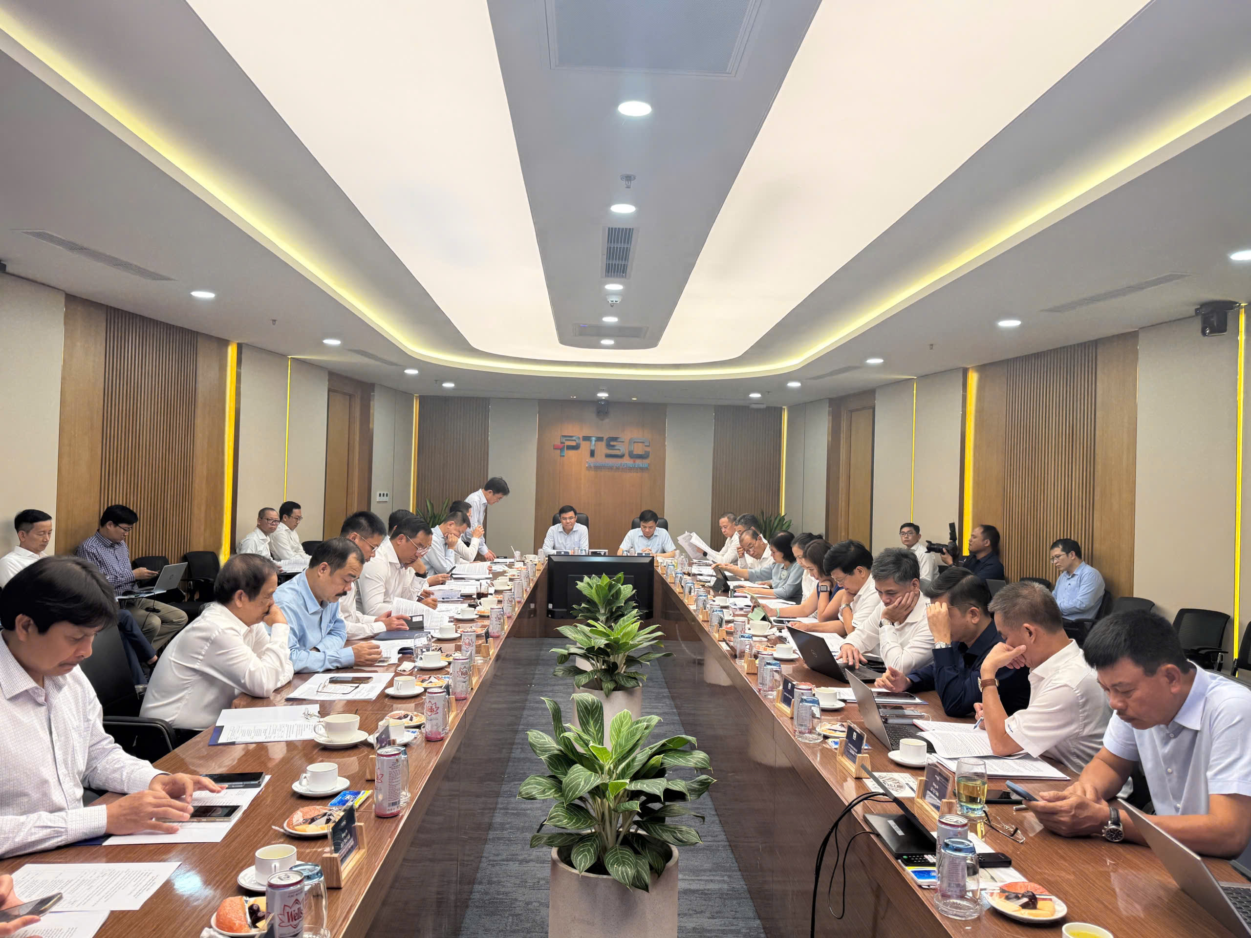 Thường trực Đảng ủy Tập đoàn Công nghiệp - Năng lượng Quốc gia Việt Nam làm việc với Ban Thường vụ Đảng ủy và Lãnh đạo Tổng công ty PTSC