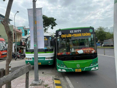 Continue to suspend another bus driver who fought over passengers and pushed each other onto the sidewalk
