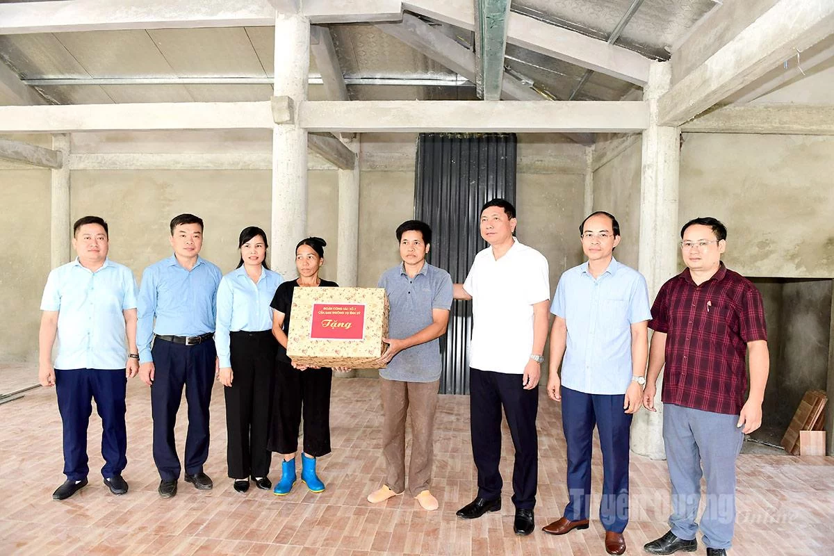 សមមិត្ត Phung Tien Quan សមាជិកគណៈកម្មាធិការអចិន្ត្រៃយ៍បក្សខេត្ត ប្រធានមន្ទីរកិច្ចការផ្ទៃក្នុងនៃគណៈកម្មាធិការបក្សខេត្ត បានអញ្ជើញចុះសួរសុខទុក្ខ និងជូនអំណោយដល់គ្រួសារដែលទទួលបានការគាំទ្រសាងសង់ផ្ទះនៅឃុំ Thuong Nong ។ រូបថត៖ Quoc Viet