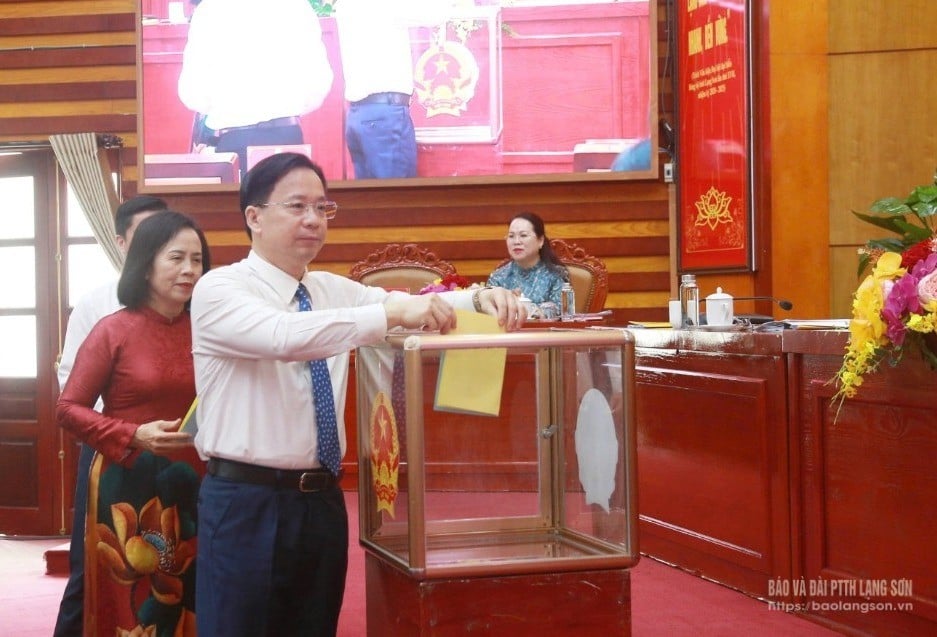 Các đại biểu bỏ phiếu bầu Phó Chủ tịch HĐND tỉnh, bầu bổ sung Ủy viên UBND tỉnh khóa XVII, nhiệm kỳ 2021 – 2026 