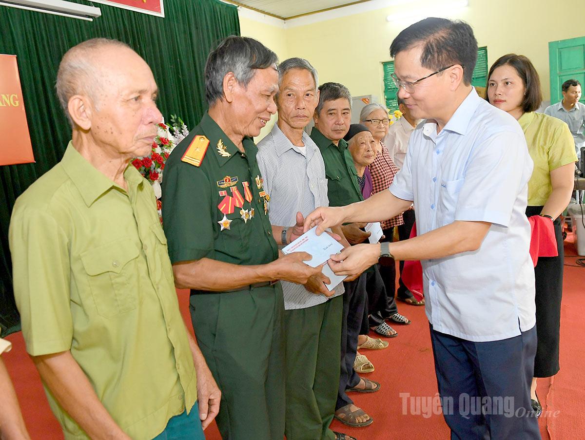 Đồng chí Trần Quang Minh, Ủy viên Ban Thường vụ Tỉnh ủy, Chủ nhiệm Ủy ban Kiểm tra Tỉnh ủy trao quà cho người có công với cách mạng trên địa bàn xã Trường Sinh. Ảnh: Huy Hoàng