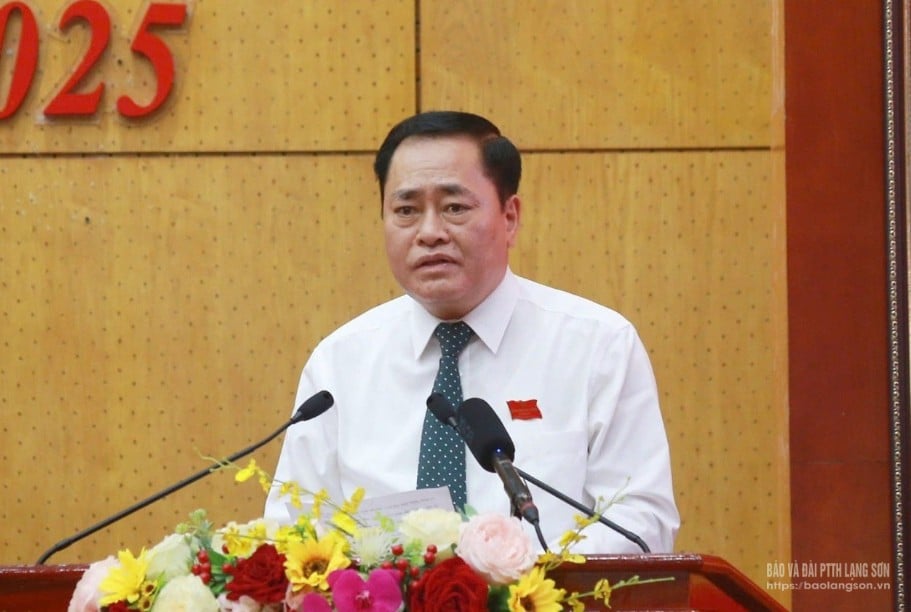 Đồng chí Hồ Tiến Thiệu, Phó Bí thư Tỉnh ủy, Chủ tịch UBND tỉnh trình bày tờ trình của UBND tỉnh về miễn nhiệm, giới thiệu nhân sự bầu Ủy viên UBND tỉnh khoá XVII, nhiệm kỳ 2021 - 2026 