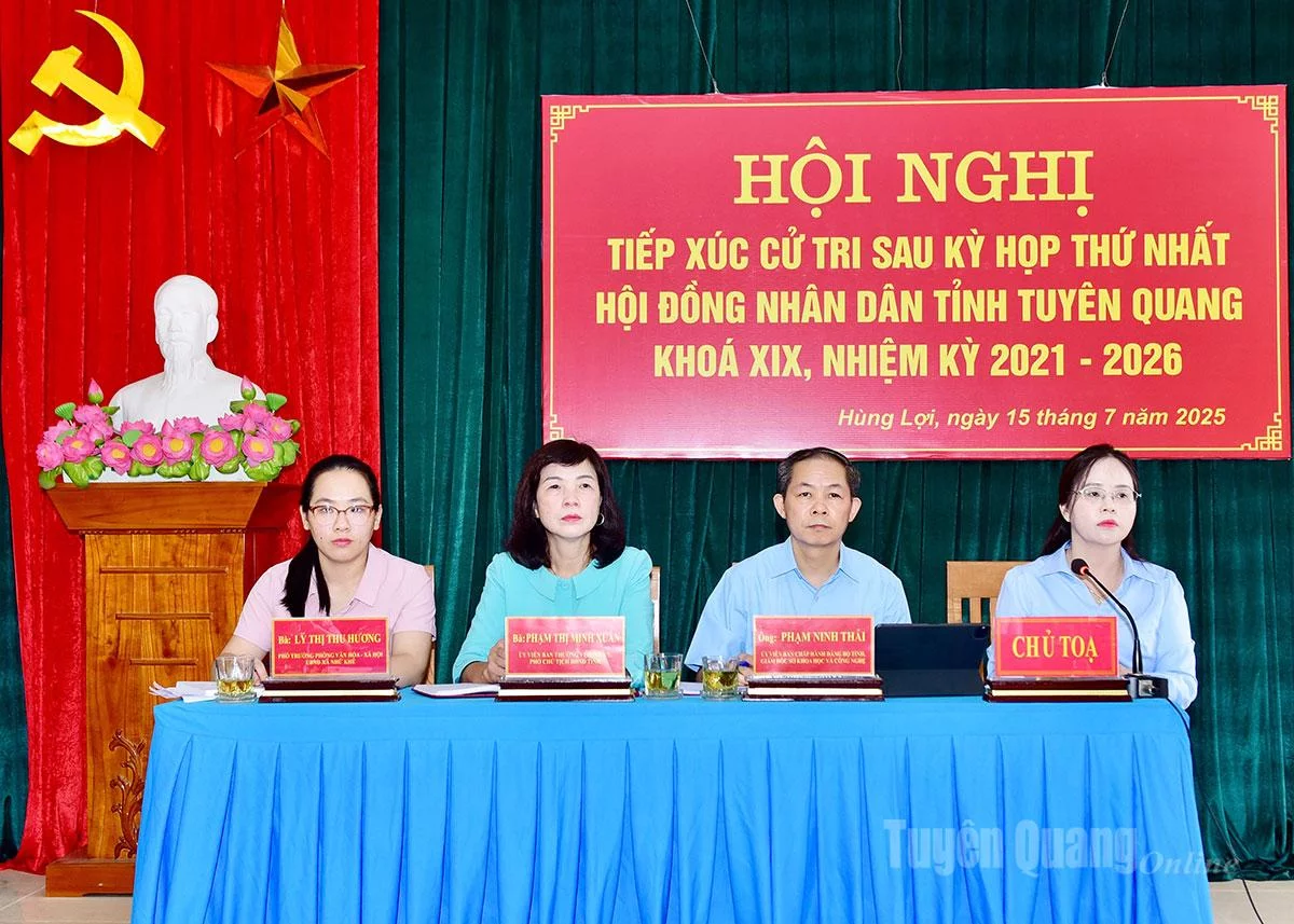 Phó Chủ HĐND tỉnh Phạm Thị Minh Xuân và đại biểu HĐND tỉnh với các cử tri xã Hùng Lợi.