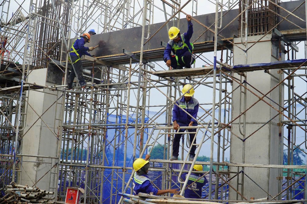 Công nhân thi công công trình Dự án Bệnh viện Đa khoa tỉnh Bến Tre.