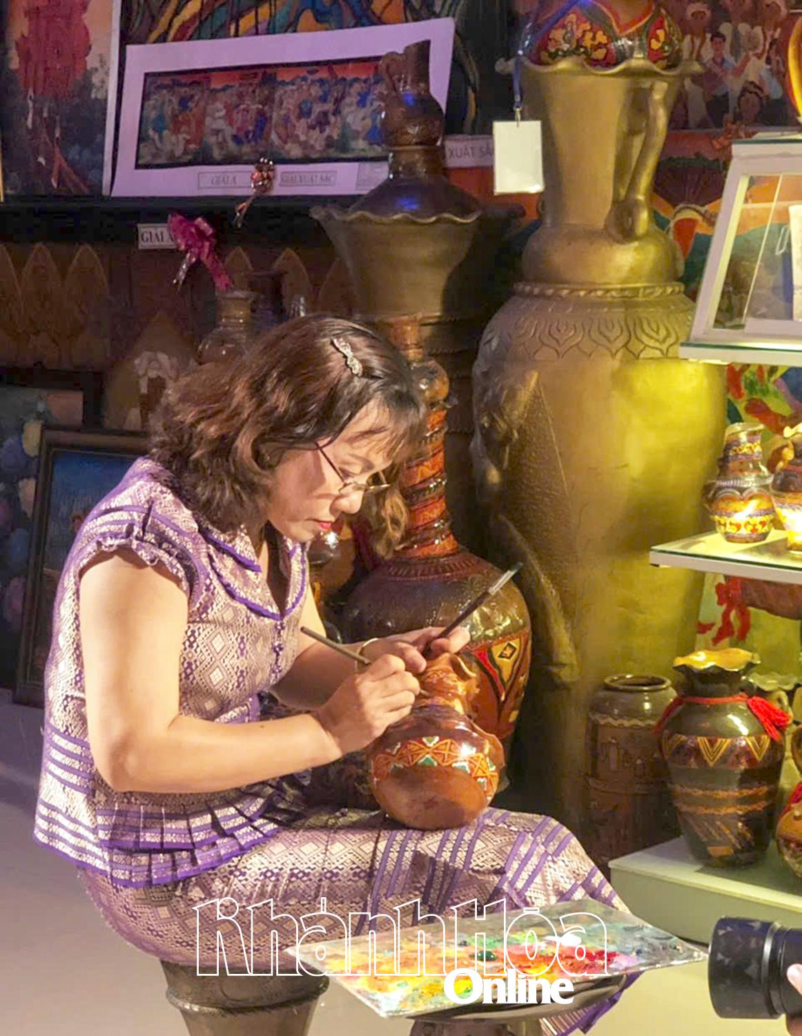 Thạc sĩ, họa sĩ Chế Kim Trung.