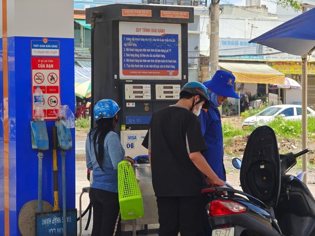 Giá xăng dầu hôm nay 15.7.2025: Xăng trong nước sẽ được điều chỉnh thế nào?- Ảnh 1.