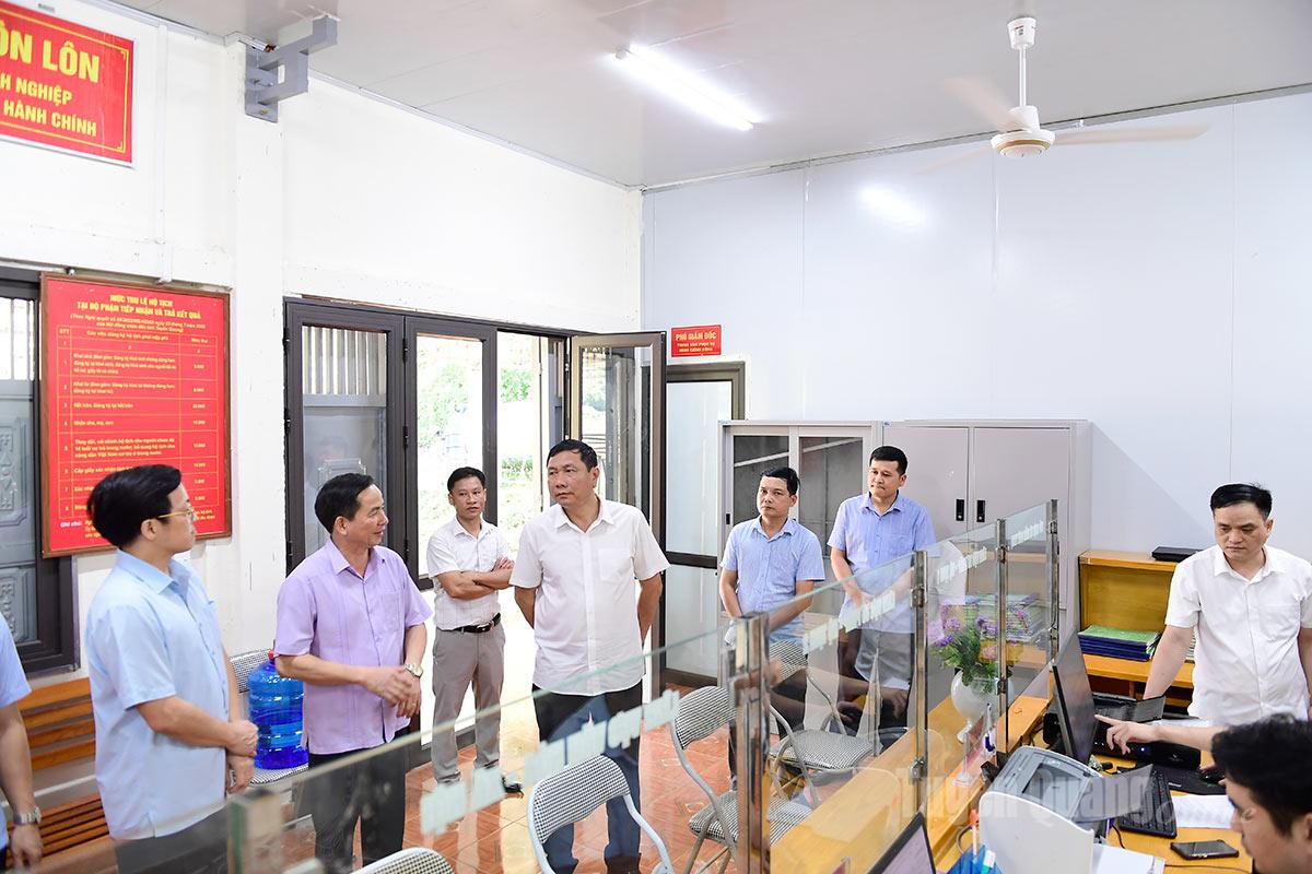 Đồng chí Phùng Tiến Quân, Ủy viên Ban Thường vụ Tỉnh ủy, Trưởng ban Nội chính Tỉnh ủy, Trưởng đoàn công tác số 7 kiểm tra mô hình hoạt động tại Trung tâm phục vụ hành chính công xã Côn Lôn.
