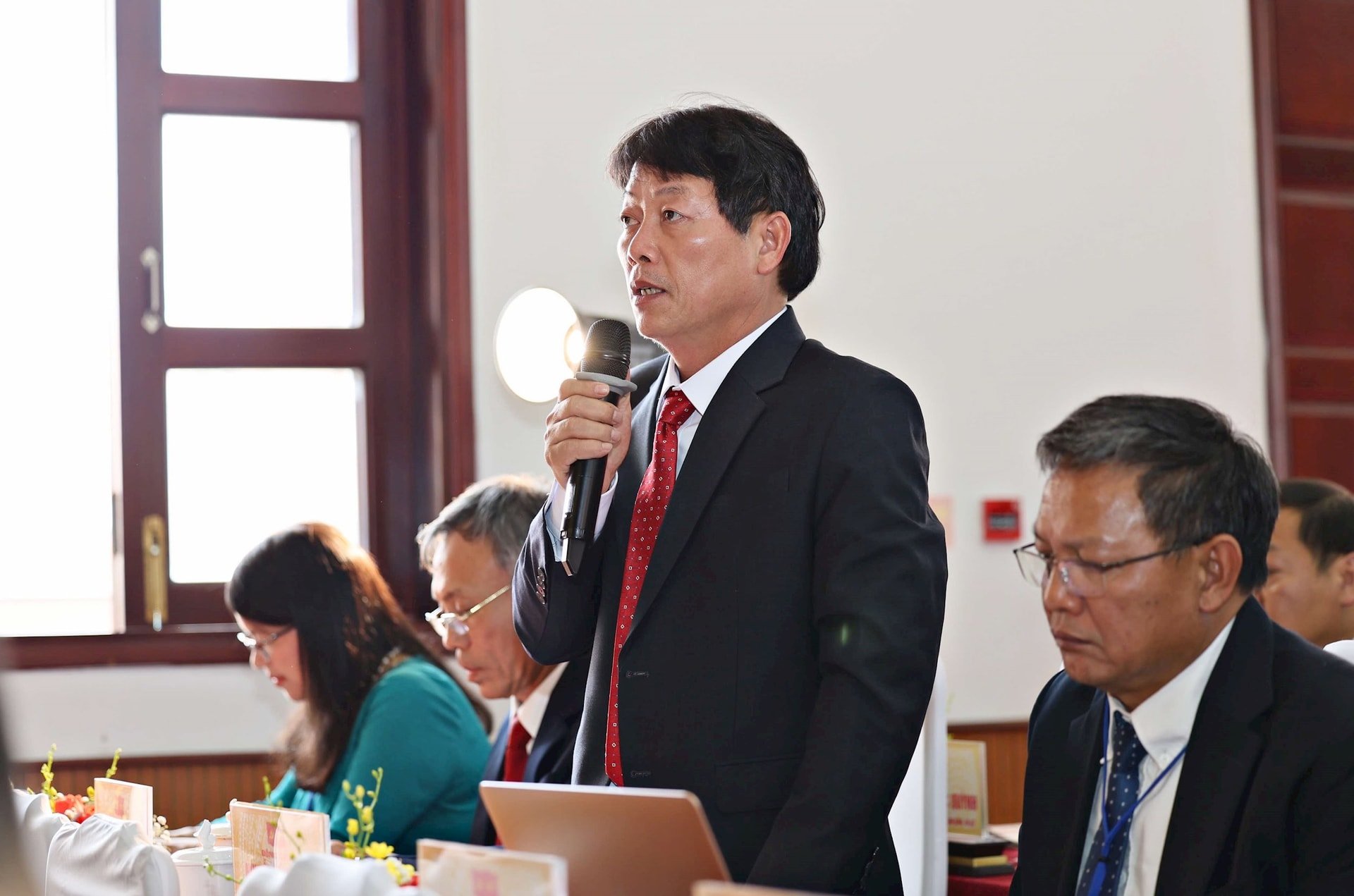 Đồng chí Nguyễn Hồng Pháp, Uỷ viên Ban Thường vụ Tỉnh uỷ, Bí thư Đảng uỷ Phường Bình Thuận đóng góp ý kiến rút kinh nghiệm Đại hội 