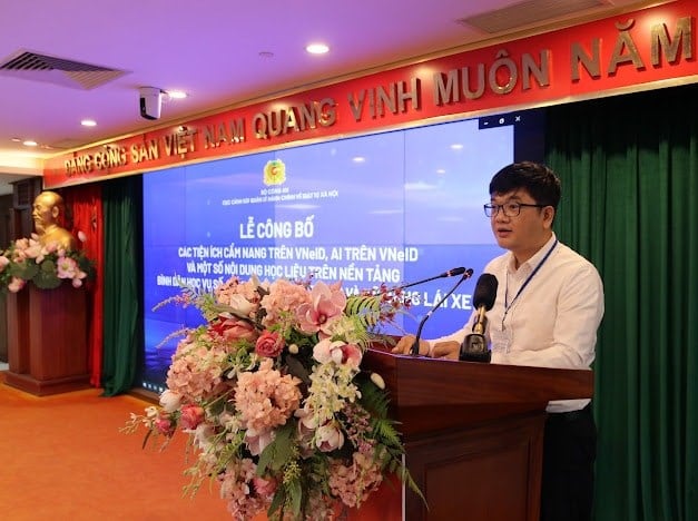 Giám đốc công nghệ CMC TS Lê Minh giới thiệu tính năng ứng dụng. Ảnh: M.T