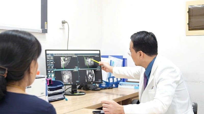 Bác sĩ tư vấn cho người bệnh.