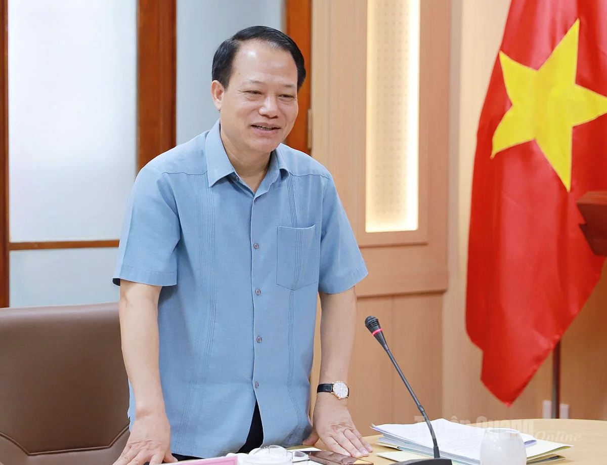 Đồng chí Vân Đình Thảo, Bí thư Đảng ủy, Giám đốc Sở Tài chính tiếp thu ý kiến góp ý của Đảng ủy UBND tỉnh vào các văn kiện Đại hội Đảng bộ Sở.