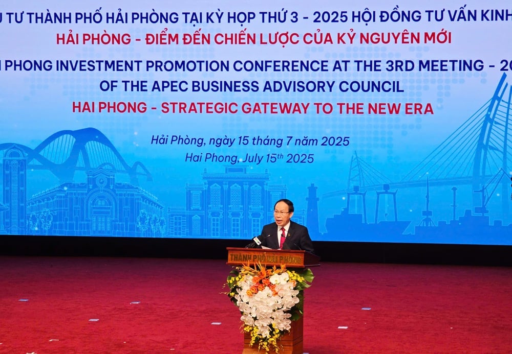 Mr. Le Tien Chau, Secretary of Hai Phong City Party Committee delivered the opening speech at the Conference.