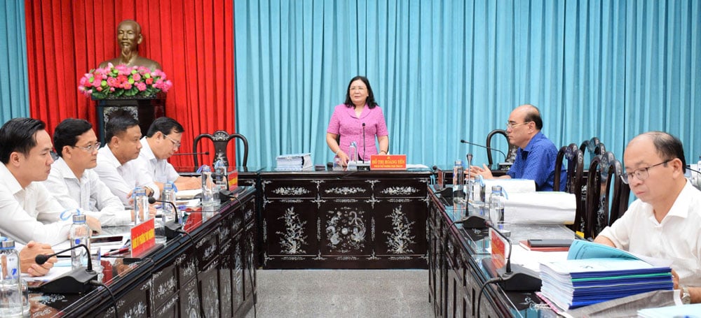 Đồng chí Hồ Thị Hoàng Yến- Phó Bí thư Thường trực Tỉnh ủy - Tổ trưởng Tổ công tác số 1 phát biểu định hướng tại buổi thẩm định.