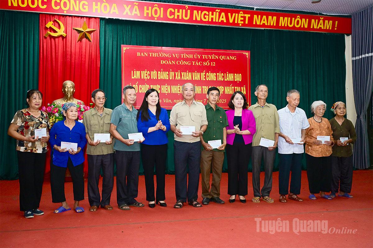 Tổ công tác số 12 tặng quà của Ban Thường vụ Tỉnh ủy cho các thương, bệnh binh, gia đình có công xã Xuân Vân. Ảnh: Quang Hòa