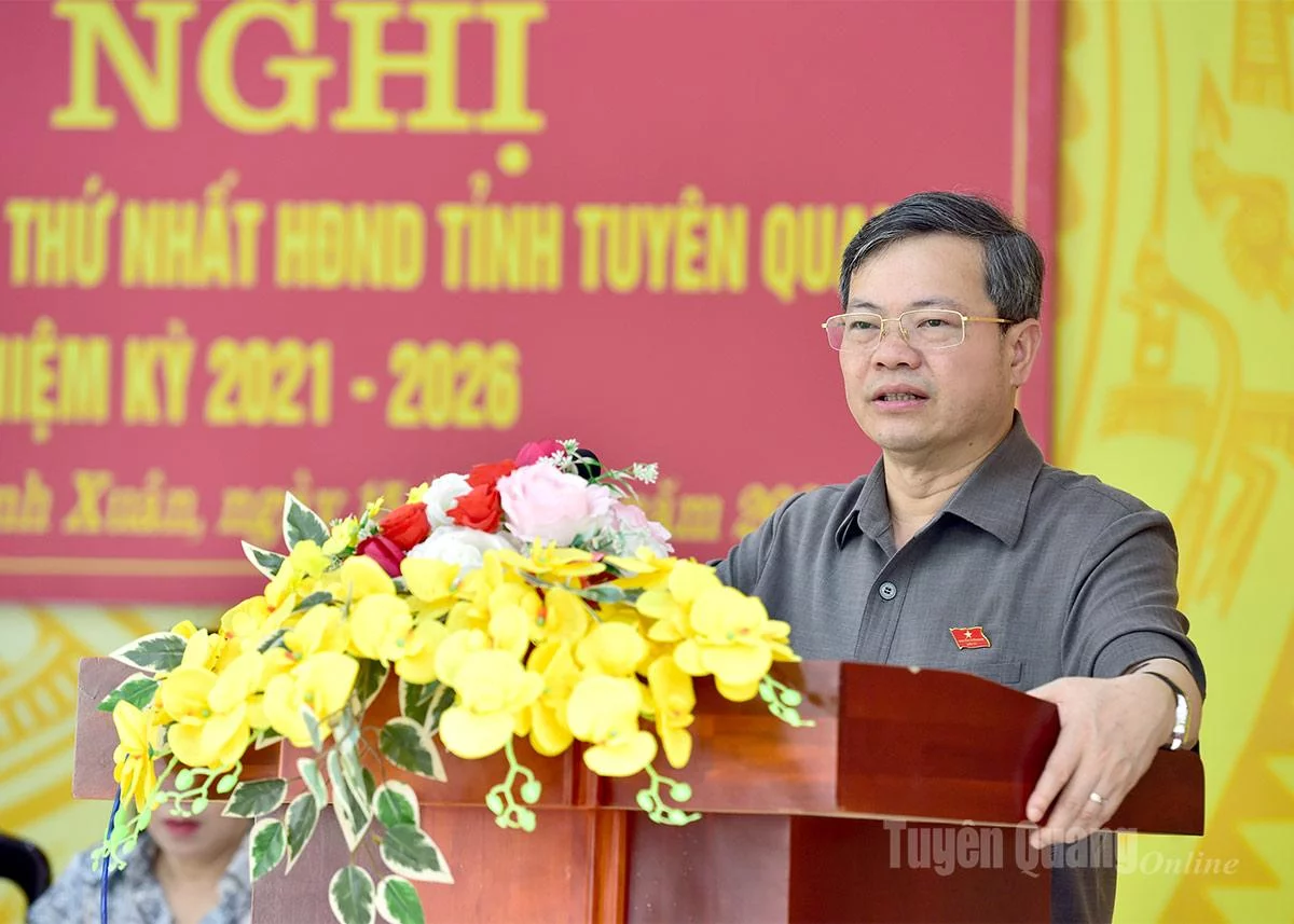 Chủ tịch HĐND tỉnh Nguyễn Văn Sơn phát biểu với cử tri phường Minh Xuân.