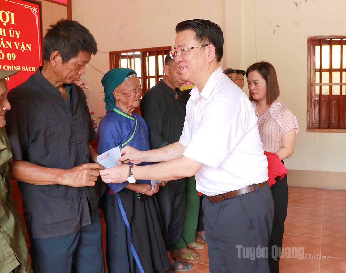 Đồng chí Trưởng ban Tuyên giáo và Dận vận Tỉnh ủy Trần Mạnh Lợi, Trưởng đoàn công tác số 9 trao tặng quà cho gia đình chính sách, người có công của xã Nấm Dẩn. Ảnh: Hoàng Ngọc