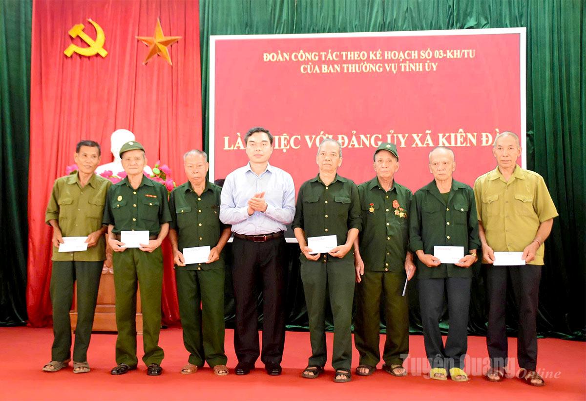 Đồng chí Ma Thế Hồng, Phó Bí thư Tỉnh ủy, Ủy viên Ủy ban Trung ương MTTQ Việt Nam, Chủ tịch Ủy ban MTTQ Việt Nam tỉnh tặng quà Cựu chiến binh trên địa bàn xã.