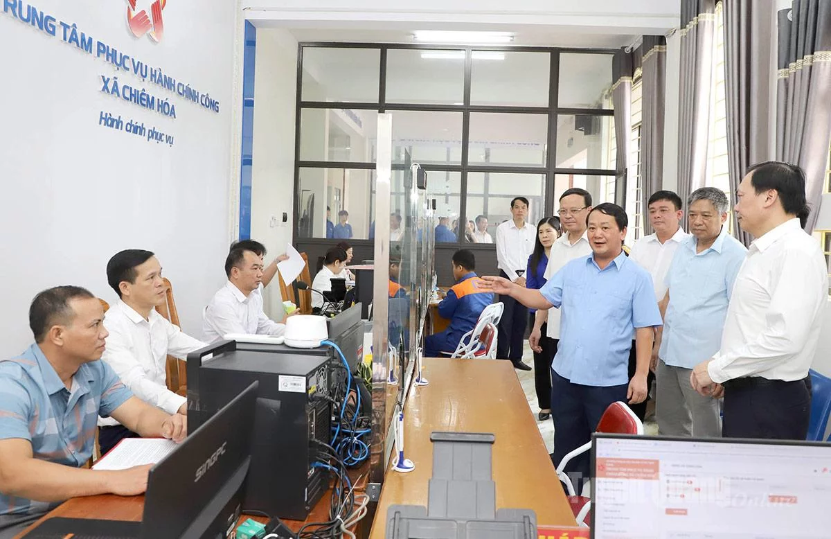 លេខាបក្សខេត្ត Hau A Lenh បានចុះពិនិត្យ សួរសុខទុក្ខ និងលើកទឹកចិត្តដល់កម្មាភិបាល និយោជិតនៃមជ្ឈមណ្ឌលសេវារដ្ឋបាលសាធារណៈឃុំ Chiem Hoa។