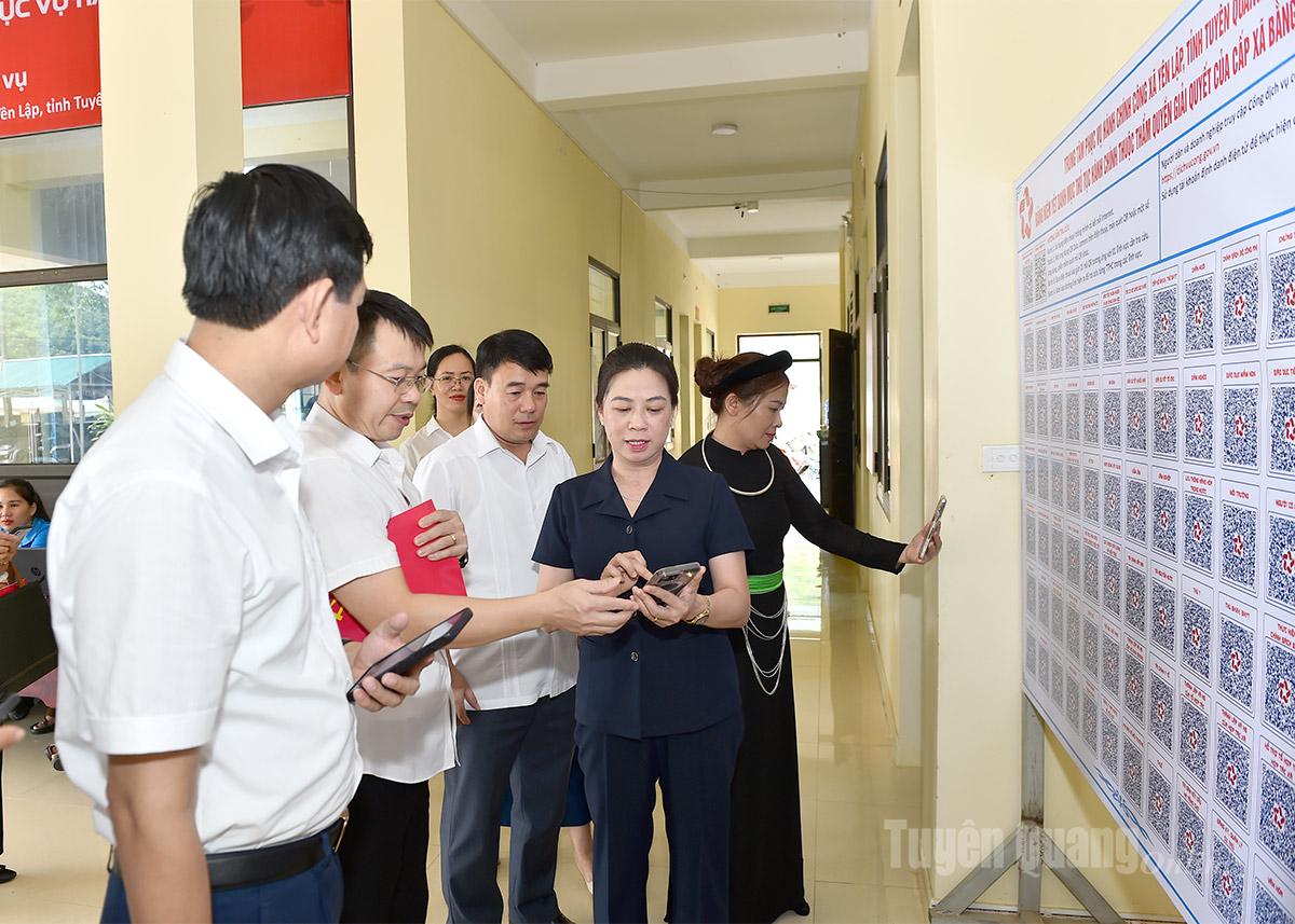 Đồng chí Phó Bí thư Thường trực Tỉnh ủy Lê Thị Kim Dung kiểm tra bảng niêm yết danh mục TTHC bằng mã QR Code tại trụ sở xã Yên Lập.
