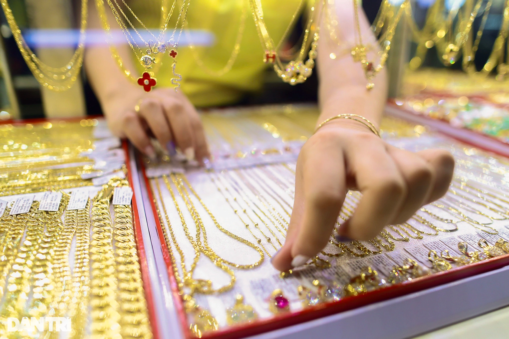Giá vàng ngày 15/7: Vàng miếng SJC đạt 121,5 triệu đồng/lượng - 1