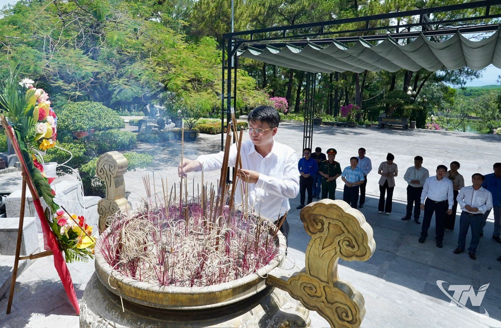 Đồng chí Phó Chủ tịch UBND tỉnh Thái Nguyên Nông Quang Nhất dâng hương tại Đài tưởng niệm, Nghĩa trang Liệt sĩ quốc gia Trường Sơn.