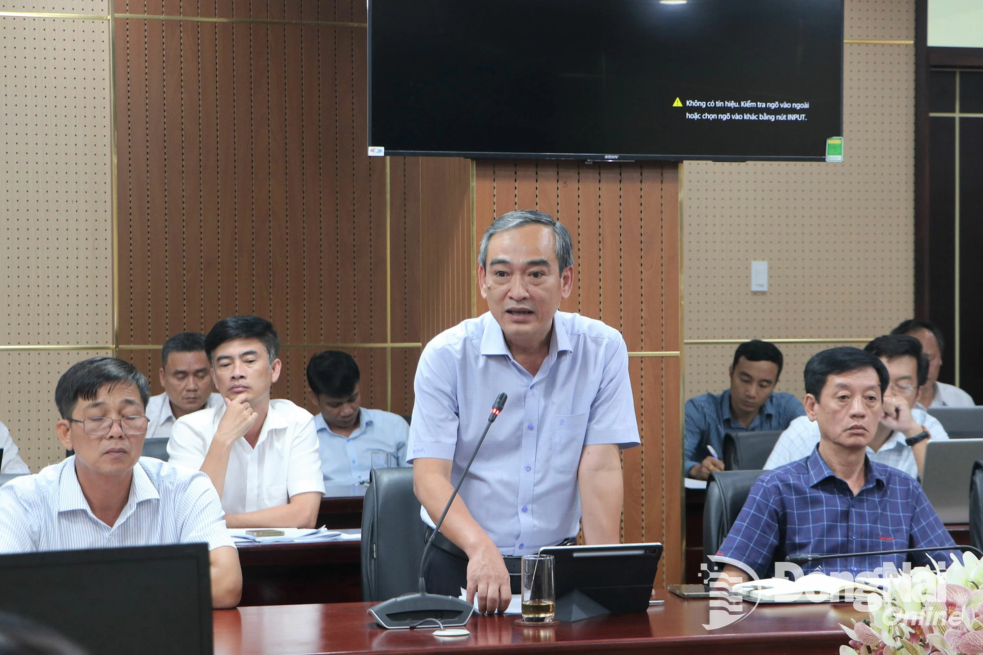 Phó giám đốc phụ trách Ban Quản lý dự án đầu tư xây dựng tỉnh Đinh Tiến Hải phát biểu tại buổi làm việc. Ảnh: Phạm Tùng