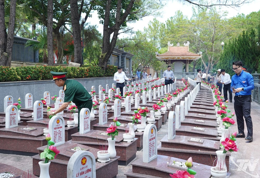 Đoàn công tác thắp hương khu mộ liệt sĩ Thái Nguyên trong khuôn viên Nghĩa trang Liệt sĩ quốc gia Trường Sơn.