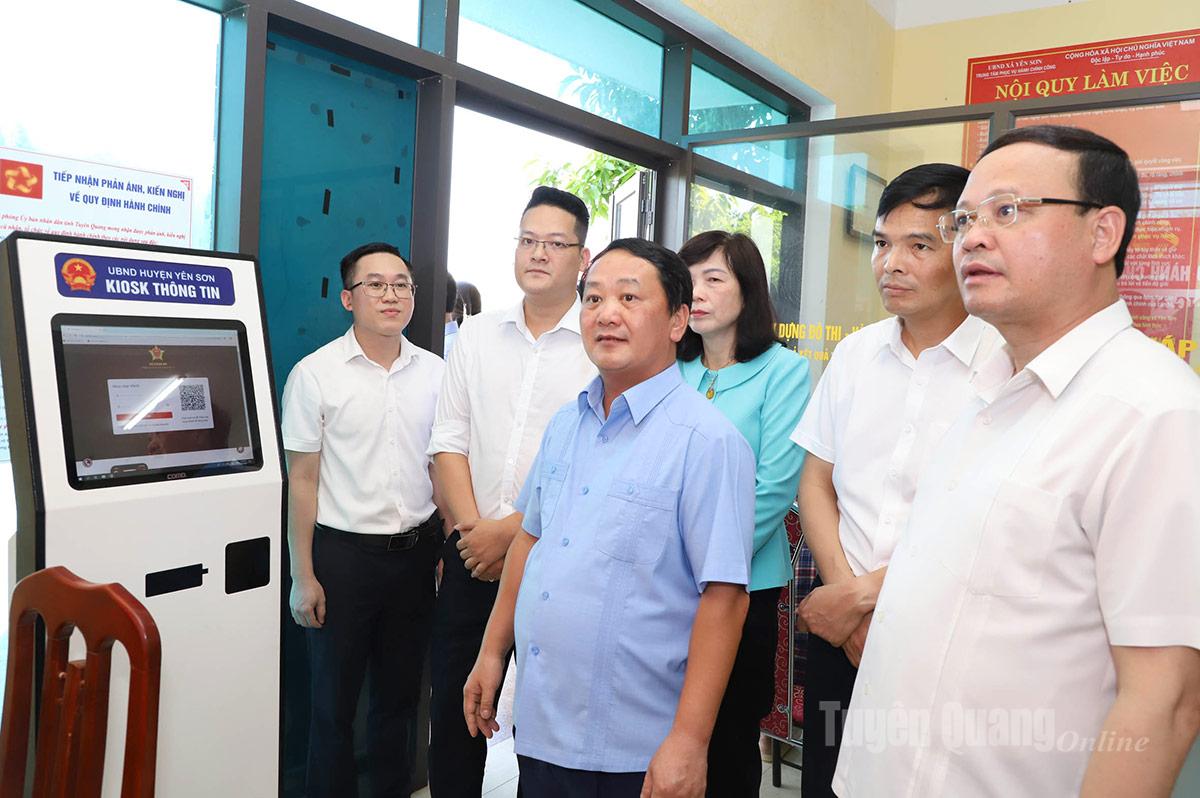 Bí thư Tỉnh ủy Hầu A Lềnh kiểm tra việc thực hiện lấy số thứ tự tự động tại Trung tâm phục vụ hành chính công xã Yên Sơn.