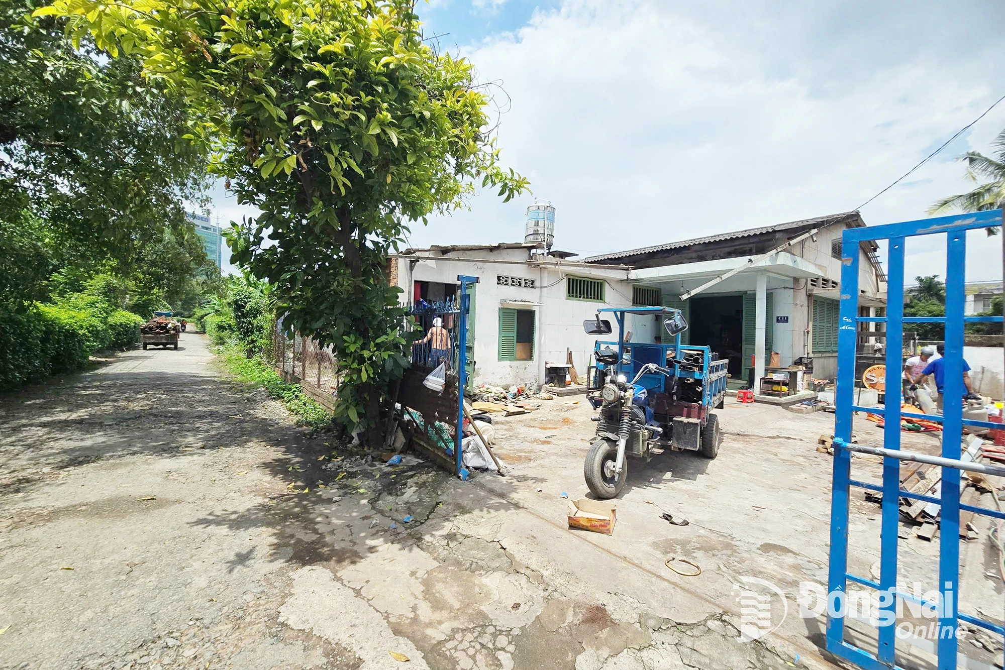 គ្រួសារមួយក្នុងចំនោមគ្រួសារបានយល់ព្រមប្រគល់ការដ្ឋាននៅសួនឧស្សាហកម្ម Bien Hoa 1 ផ្លាស់ប្តូរទ្រព្យសម្បត្តិ និងរុះរើសំណង់នៅថ្ងៃទី 15 ខែកក្កដា។ រូបថត៖ Bien Hung