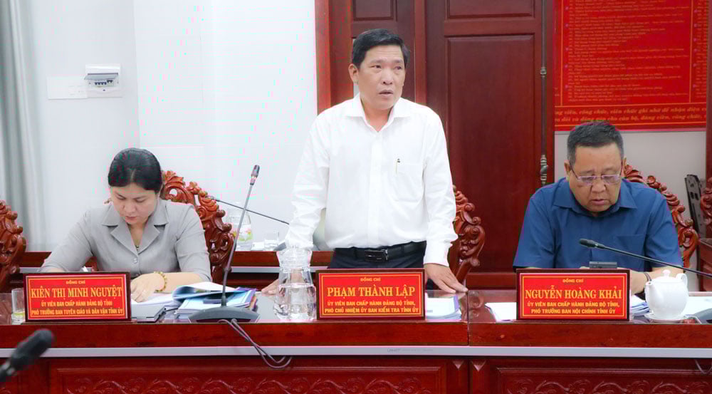 Đồng chí Phạm Thành Lập- Tỉnh ủy viên, Phó Chủ nhiệm Ủy ban Kiểm tra Tỉnh ủy Vĩnh Long, thành viên Tổ Công tác số 2 đóng góp dự thảo nghị quyết nhiệm kỳ 2025 - 2030.