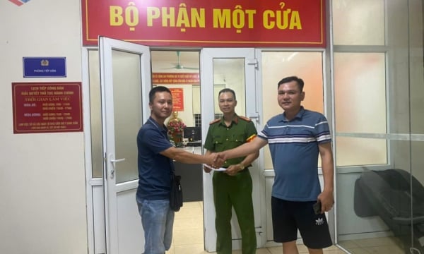 Ha Tu Ward Police support people to give and receive back nearly 40 million VND transferred by mistake