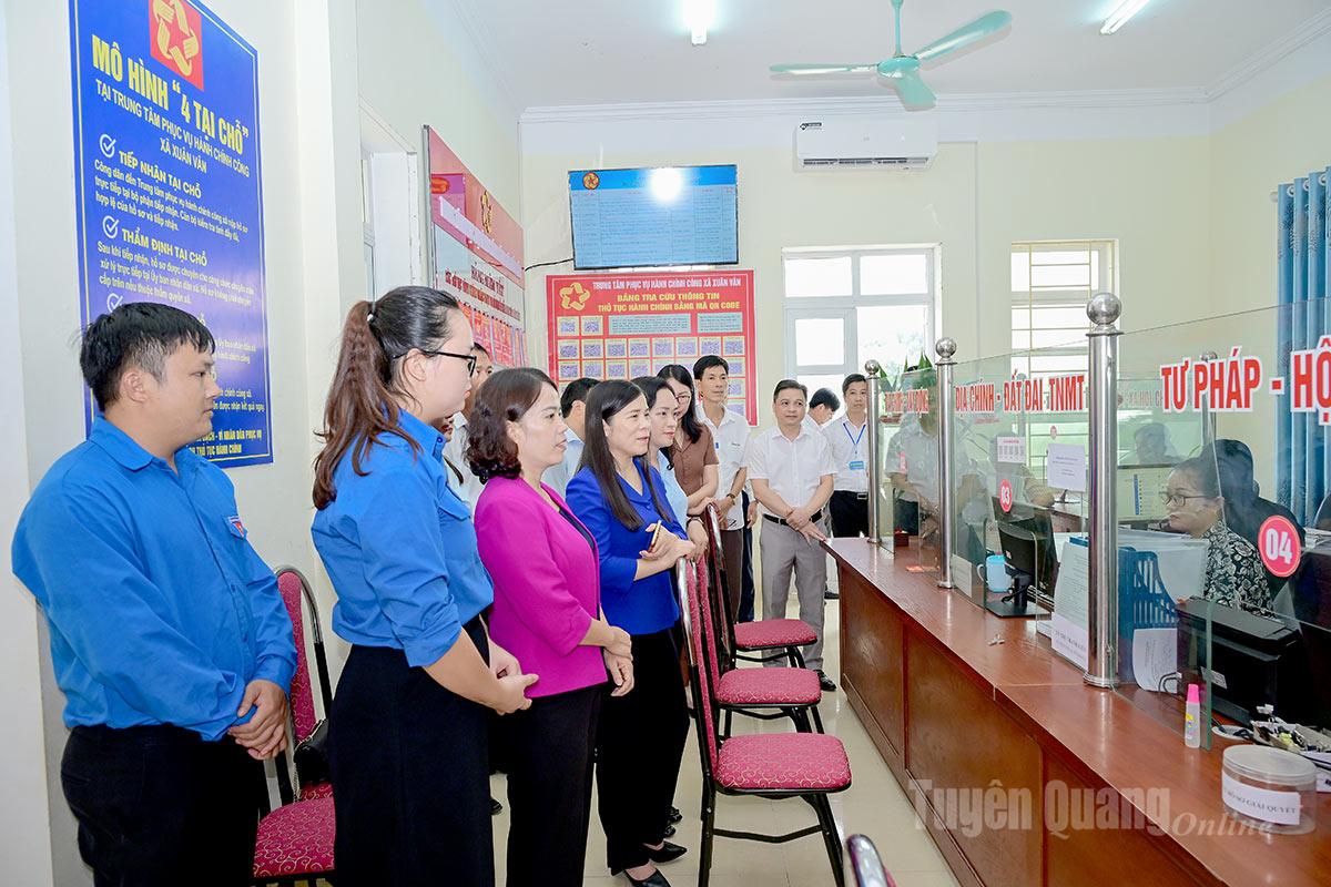 Tổ công tác số 12 khảo sát Trung tâm Phục vụ hành chính công xã Xuân Vân. Ảnh: Quang Hoà