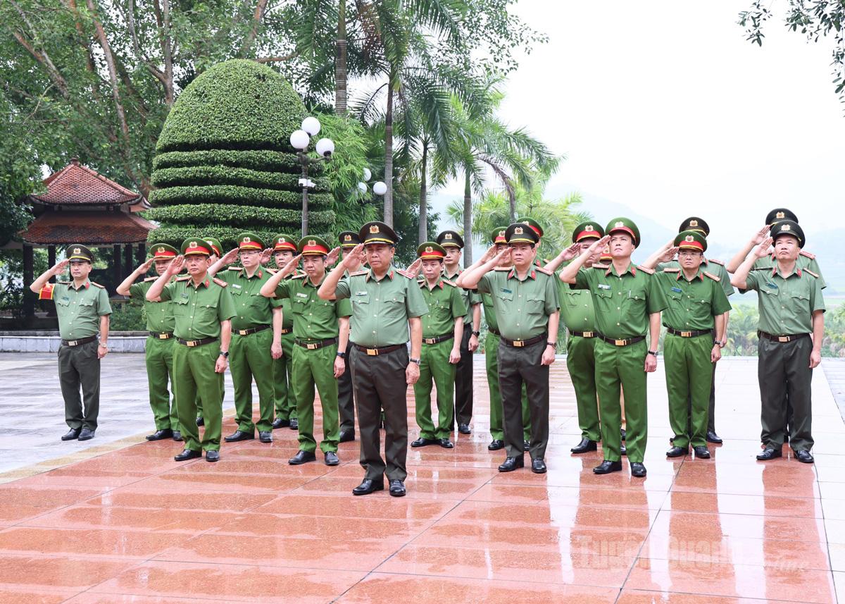 Đoàn đại biểu lực lượng Cảnh sát nhân dân, Công an tỉnh Tuyên Quang do đồng chí Giám đốc Công an tỉnh Nguyễn Đức Thuận làm Trưởng đoàn tổ chức sinh hoạt chính trị tại Khu Di tích Nha Công an Trung ương, xã Minh Thanh.