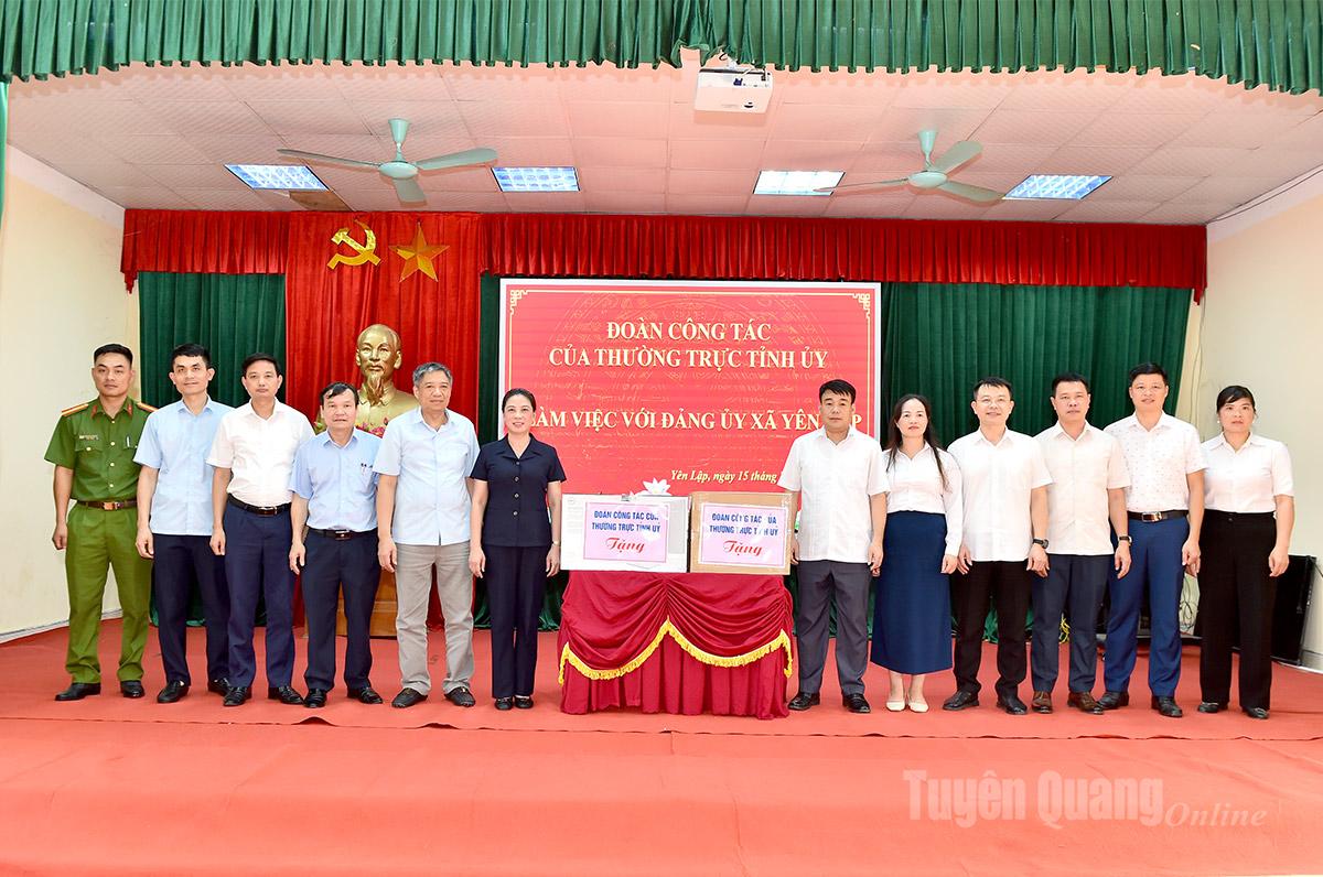 Đồng chí Lê Thị Kim Dung, Phó Bí thư Thường trực Tỉnh ủy và đoàn công tác trao quà cho xã Yên Lập.