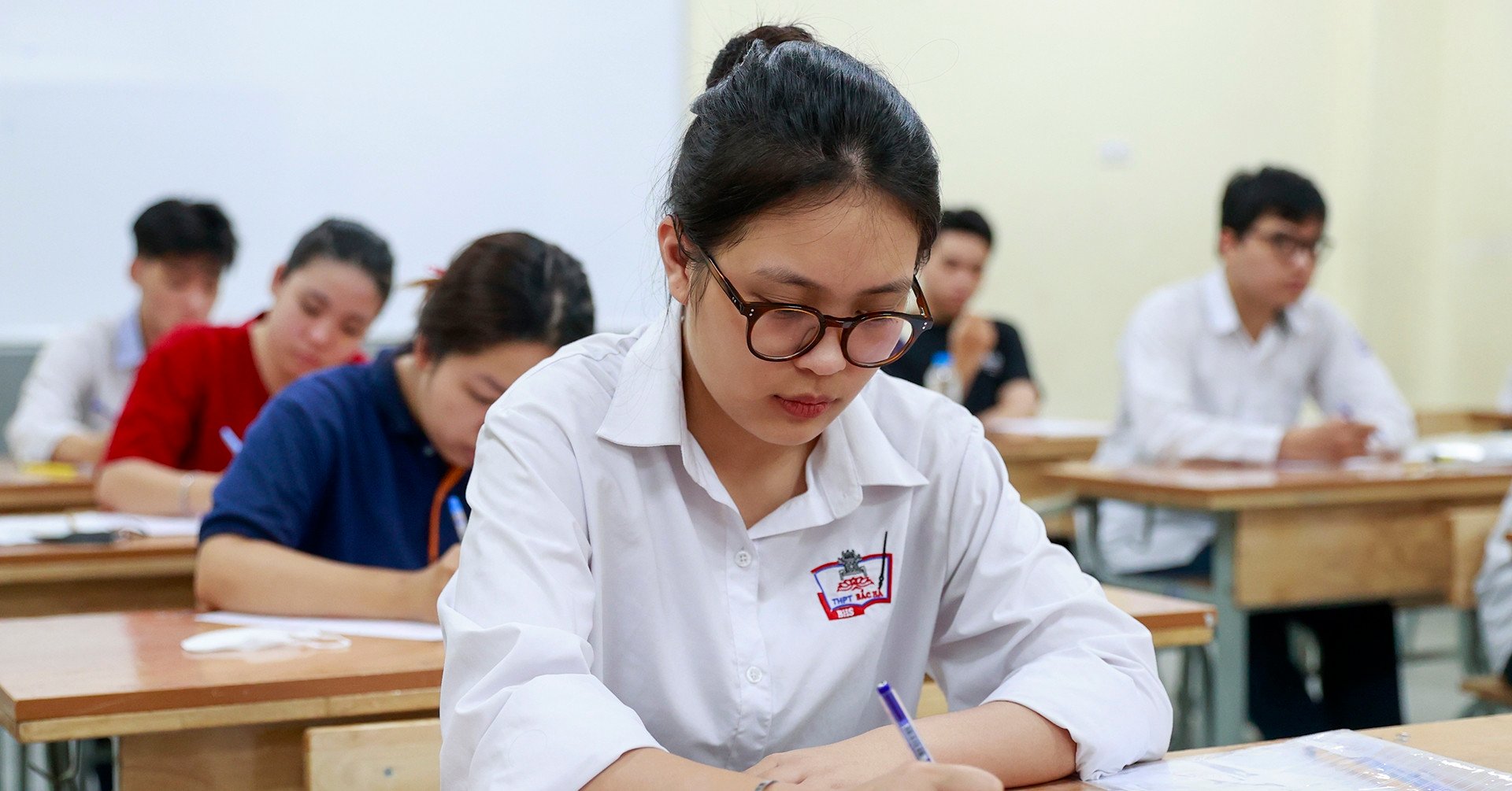 Phổ điểm môn Tiếng Anh tốt nghiệp THPT 2025 khác biệt thế nào so với năm trước?